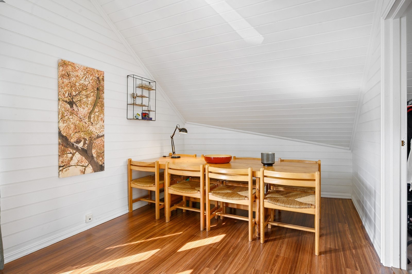 I stuen er det også rom for en spiseplass. Galleribilde
