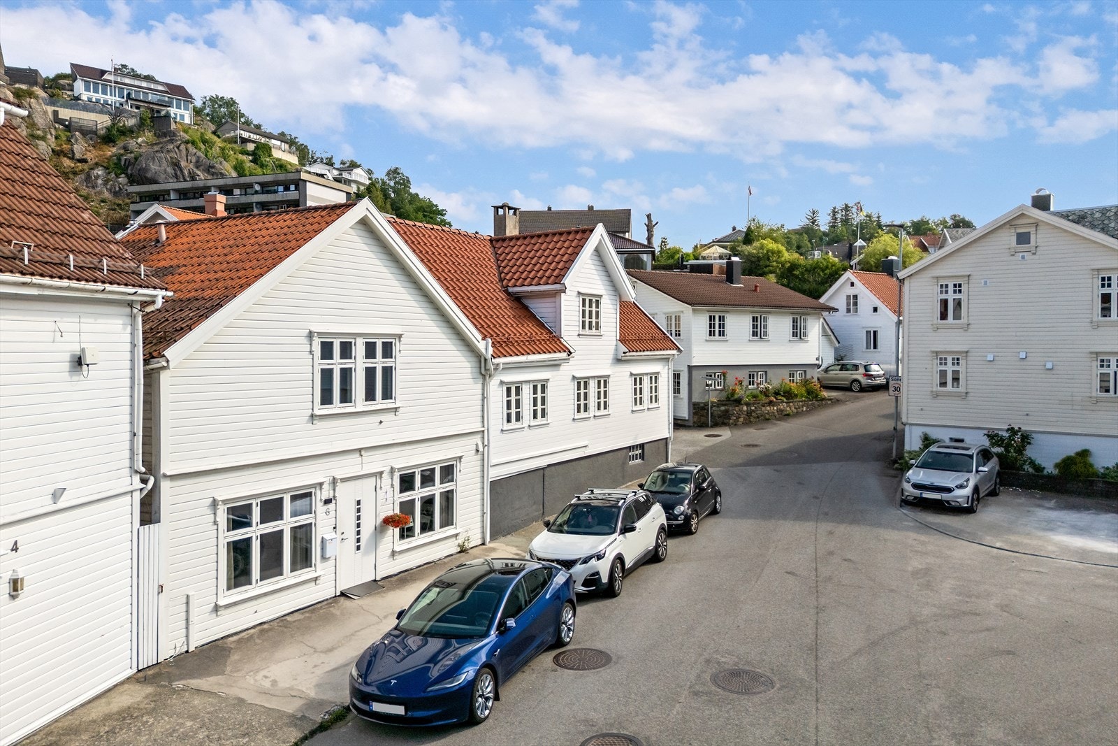 Velkommen til Gamleveien 6. Eiendommen presenteres av Anne Havsø i EiendomsMegler 1.Foto: Arne Ove Østebrøt. Galleribilde