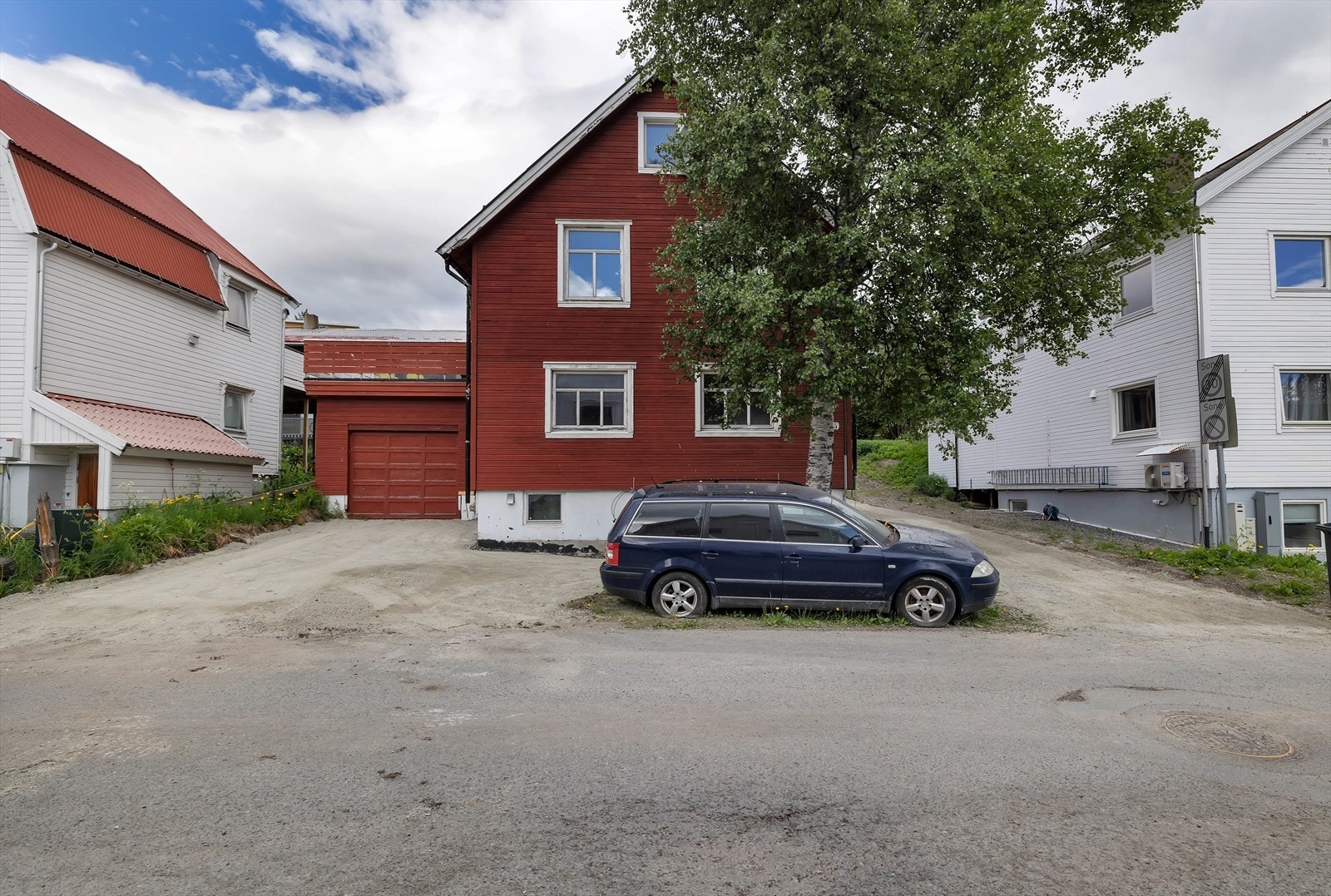 En sentrumsnær enebolig over tre plan med garasje, terrasse og kort vei til det aller meste! Galleribilde