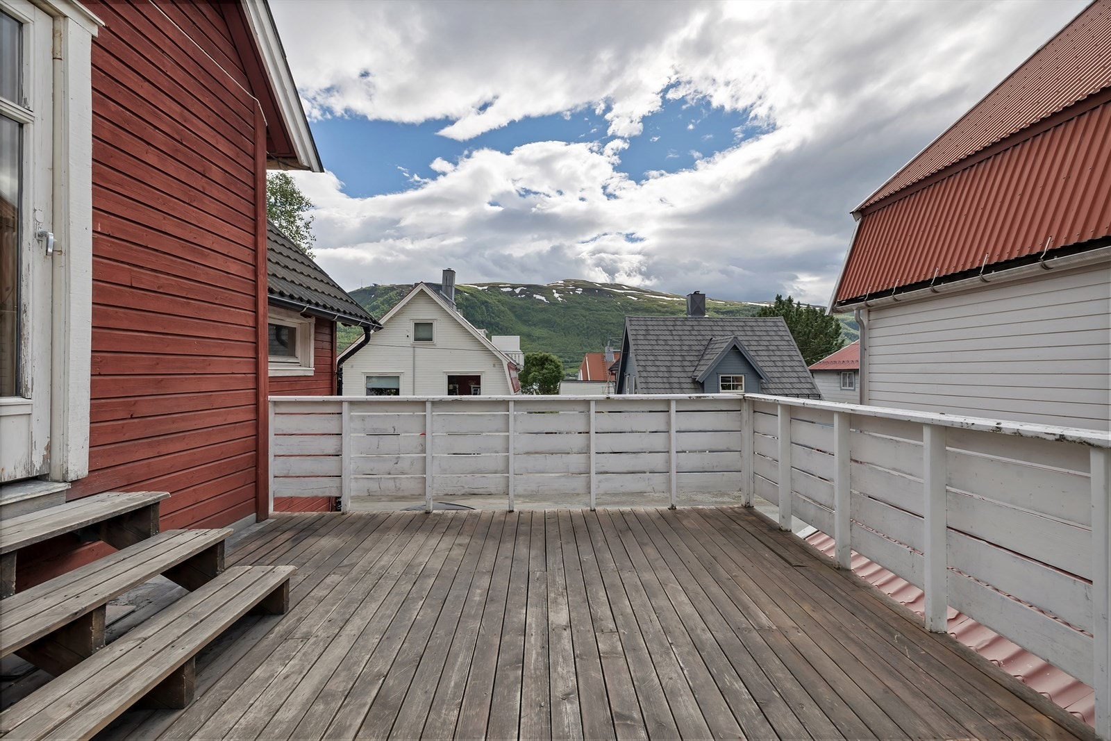 Flott utsikt mot Tromsdalen og Fjellheisen på andre siden av sundet. Galleribilde