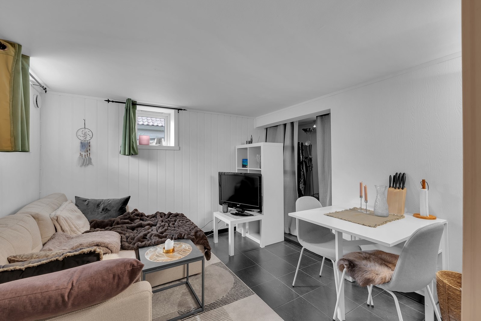 Trivelig stue med flere gode møbleringsmuligheter. Galleribilde