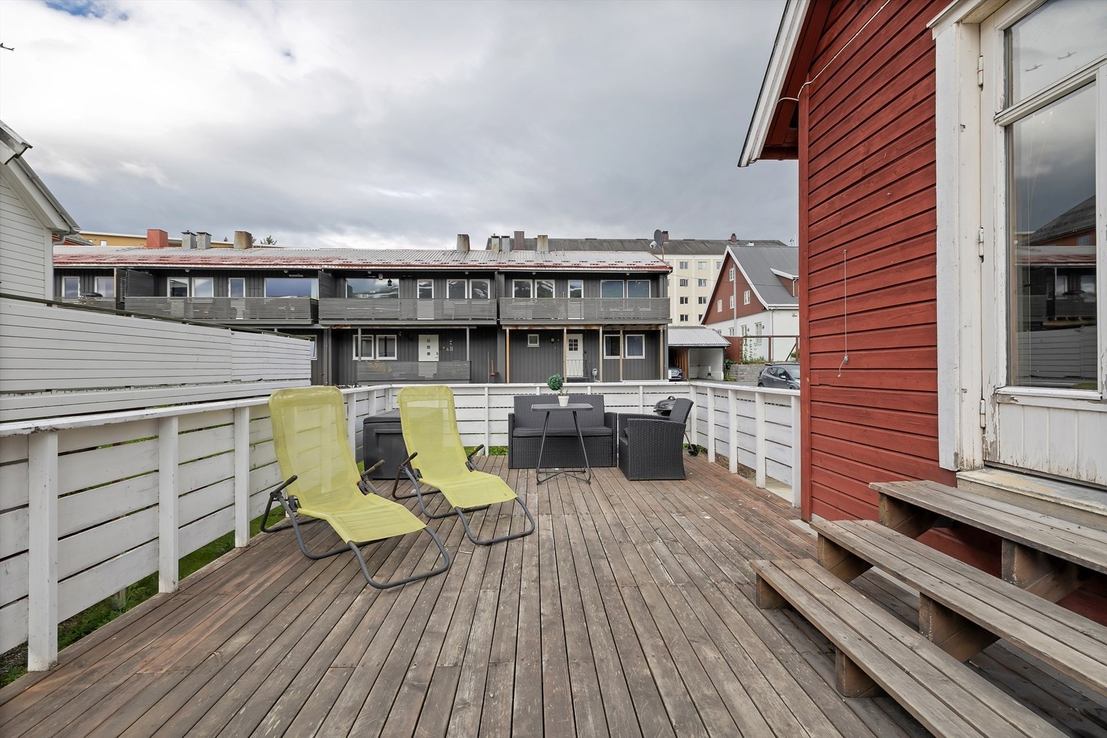 Romslig terrasse på 24 kvm med god plass til sittegruppe og annet ønsket møblement. Galleribilde
