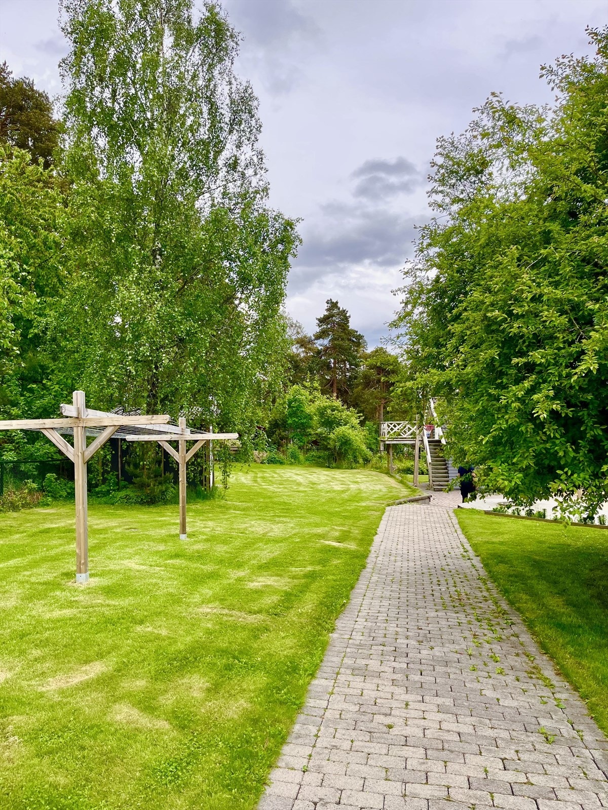 Du ankommer boligen via en pent opparbeidet brosteinsbelagt vei. Galleribilde