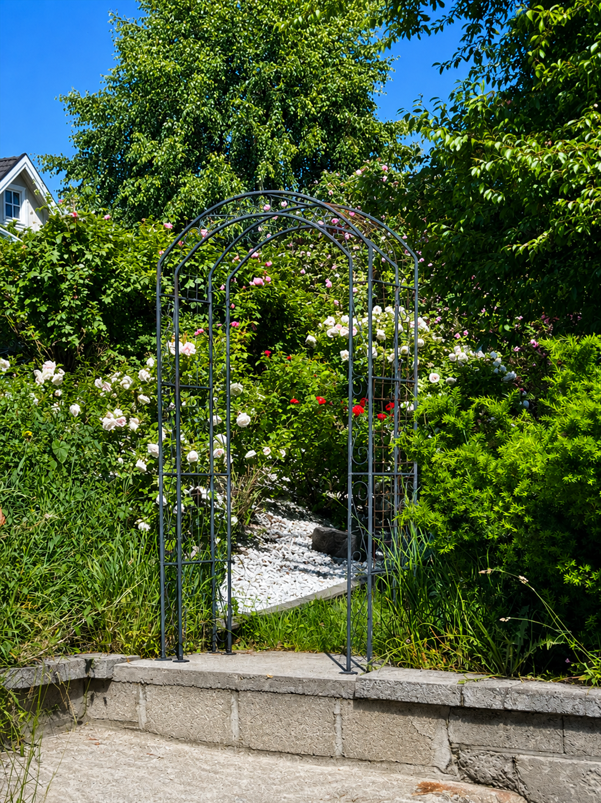 Roseportalen markerer inngangen til et stemningsfullt hageanlegg med frodig beplantning og flotte oppholdsarealer. Galleribilde