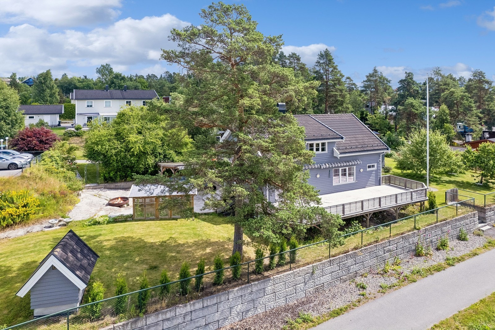 Romslig, solrik eiendom på hele 2,2 mål bestående av en stor enebolig, anneks og pen hage Galleribilde