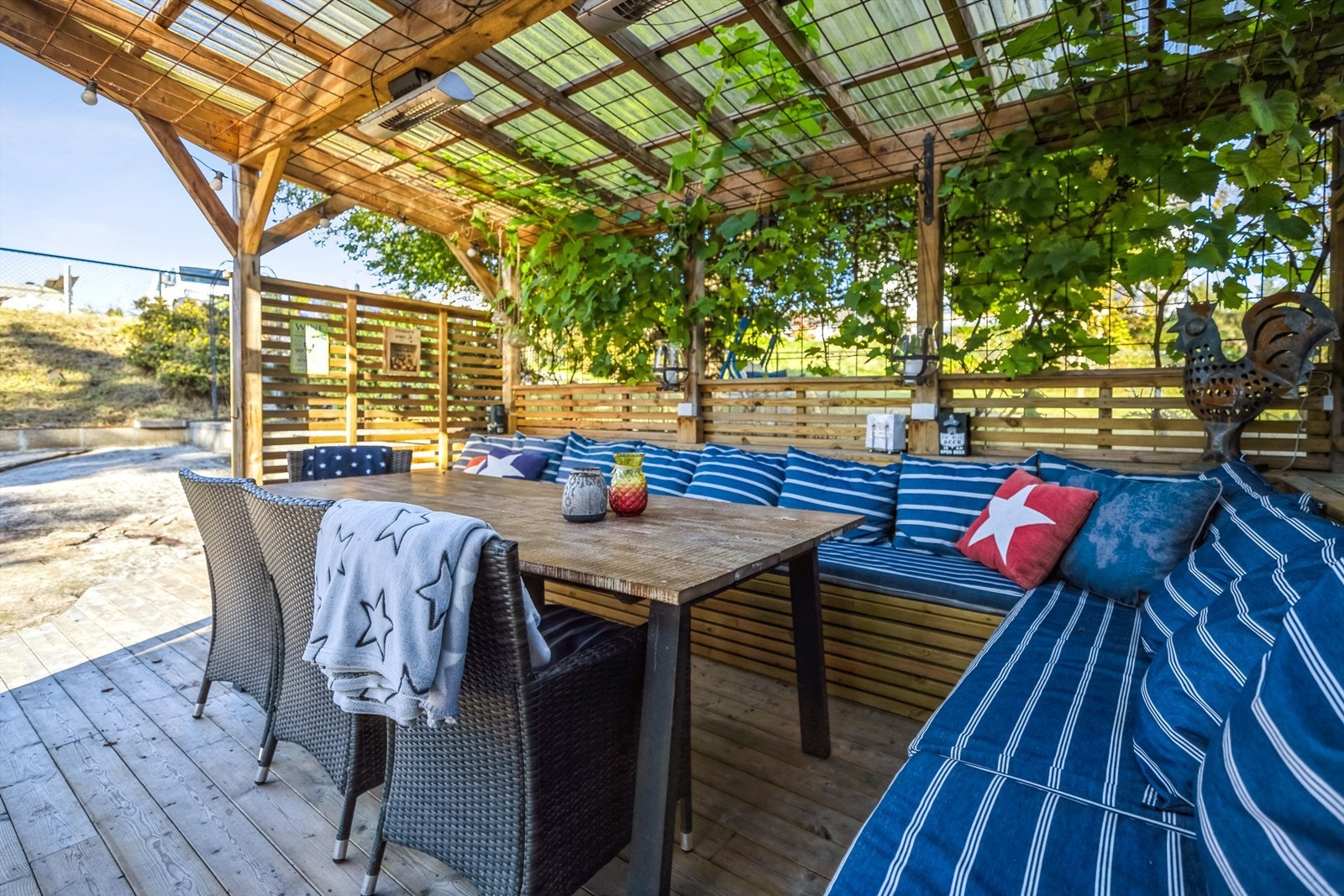 Store terrasseområder med utekjøkken som legger til rette for gode måltider og hyggelig samvær i stemningsfulle omgivelser. Galleribilde