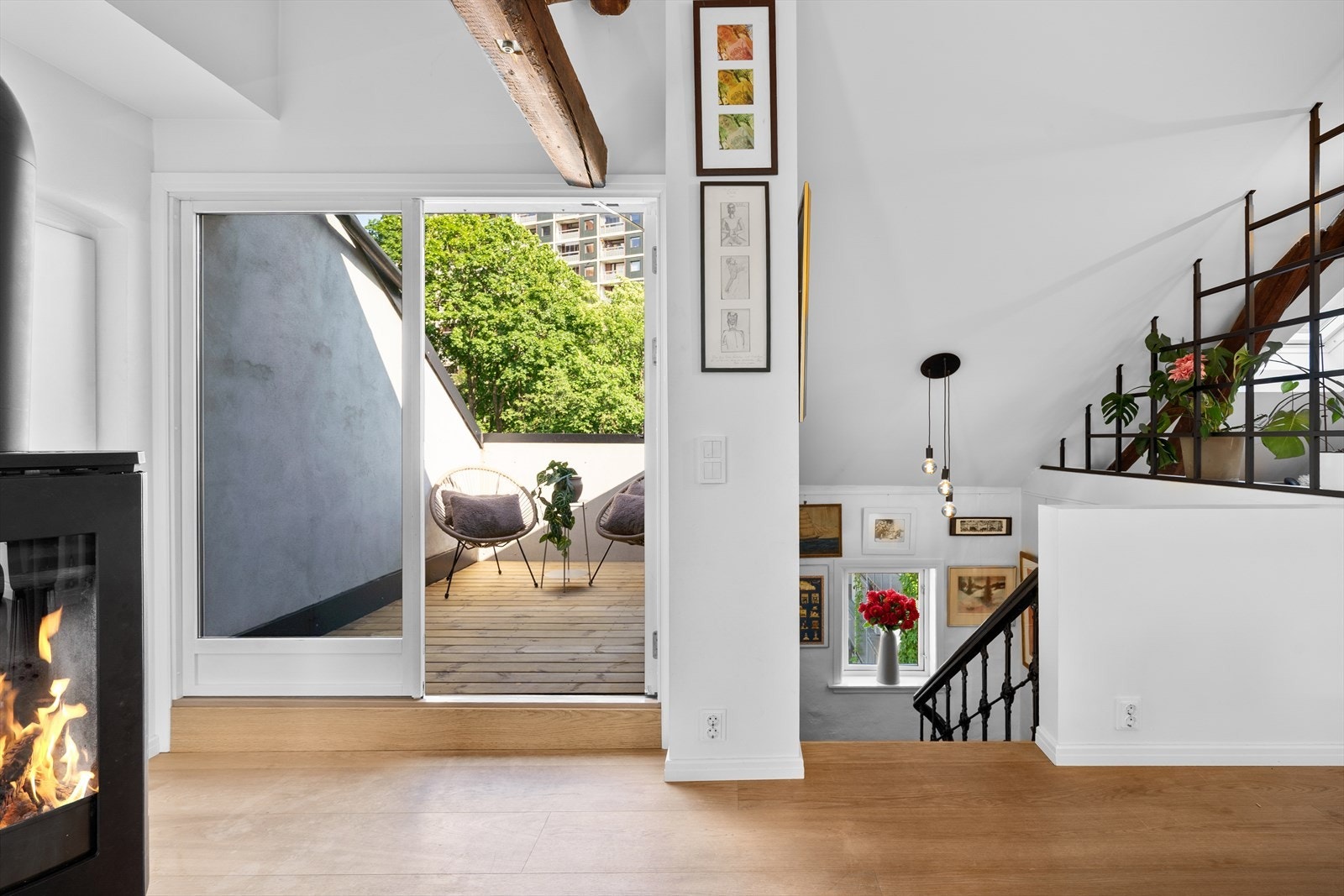 Fra stuen er det utgang gjennom doble terrassedører til privat takterrasse på ca. 6 kvm som vender mot bakgården. Galleribilde