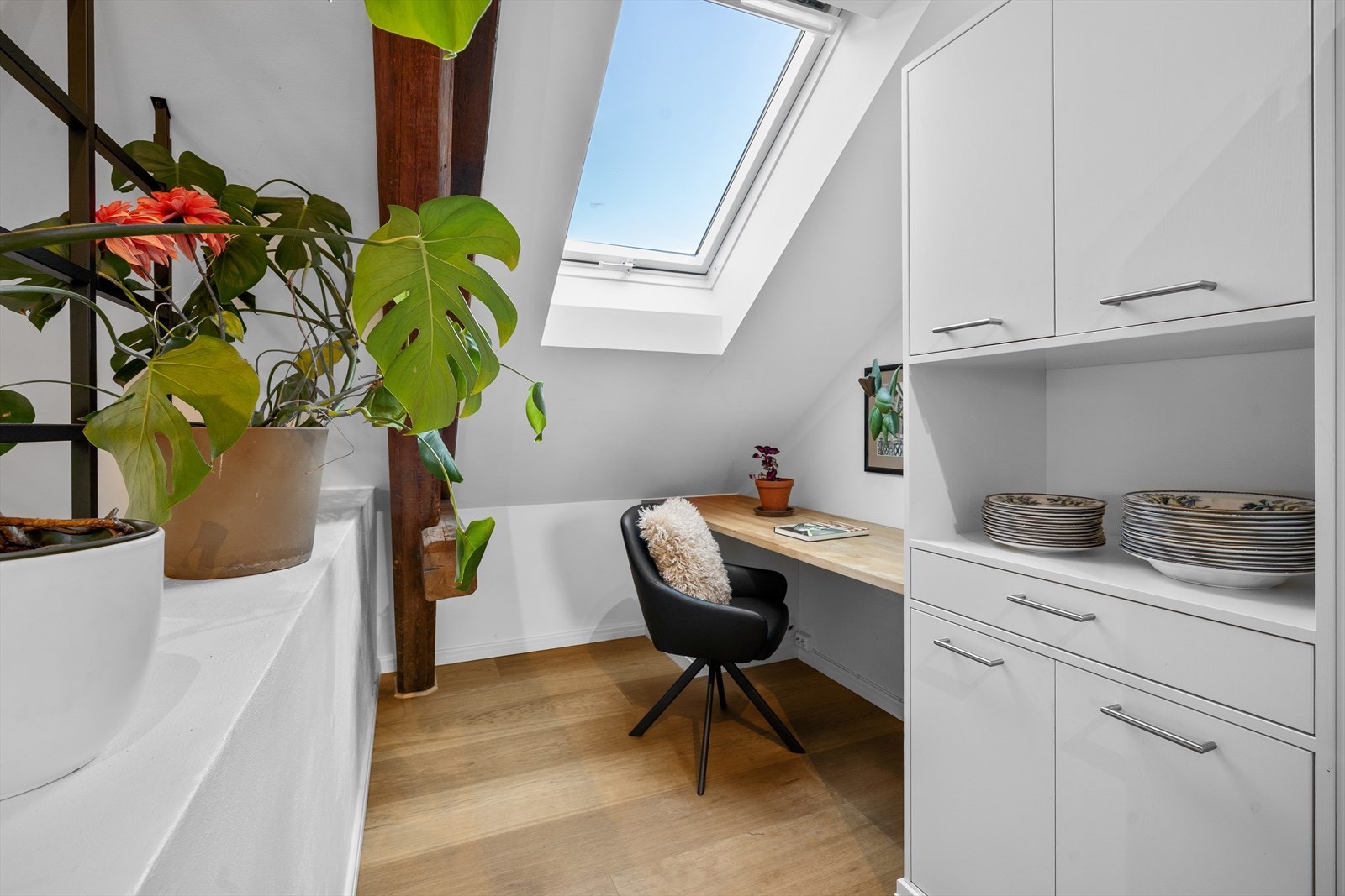 I forlengelsen av kjøkkeninnredningen er det etablert en kontorløsning i samme stil som resten av innredningen. Galleribilde
