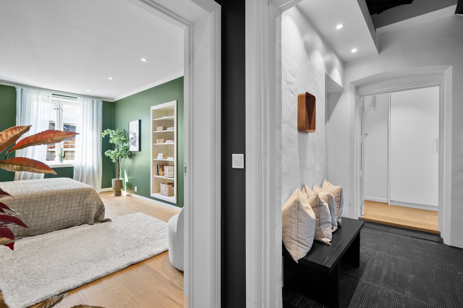 Boligen er utstyrt med lyssystem fra Futurehome, som gjør det mulig å styre belysningen i hele boligen (unntatt bad) via app. Galleribilde