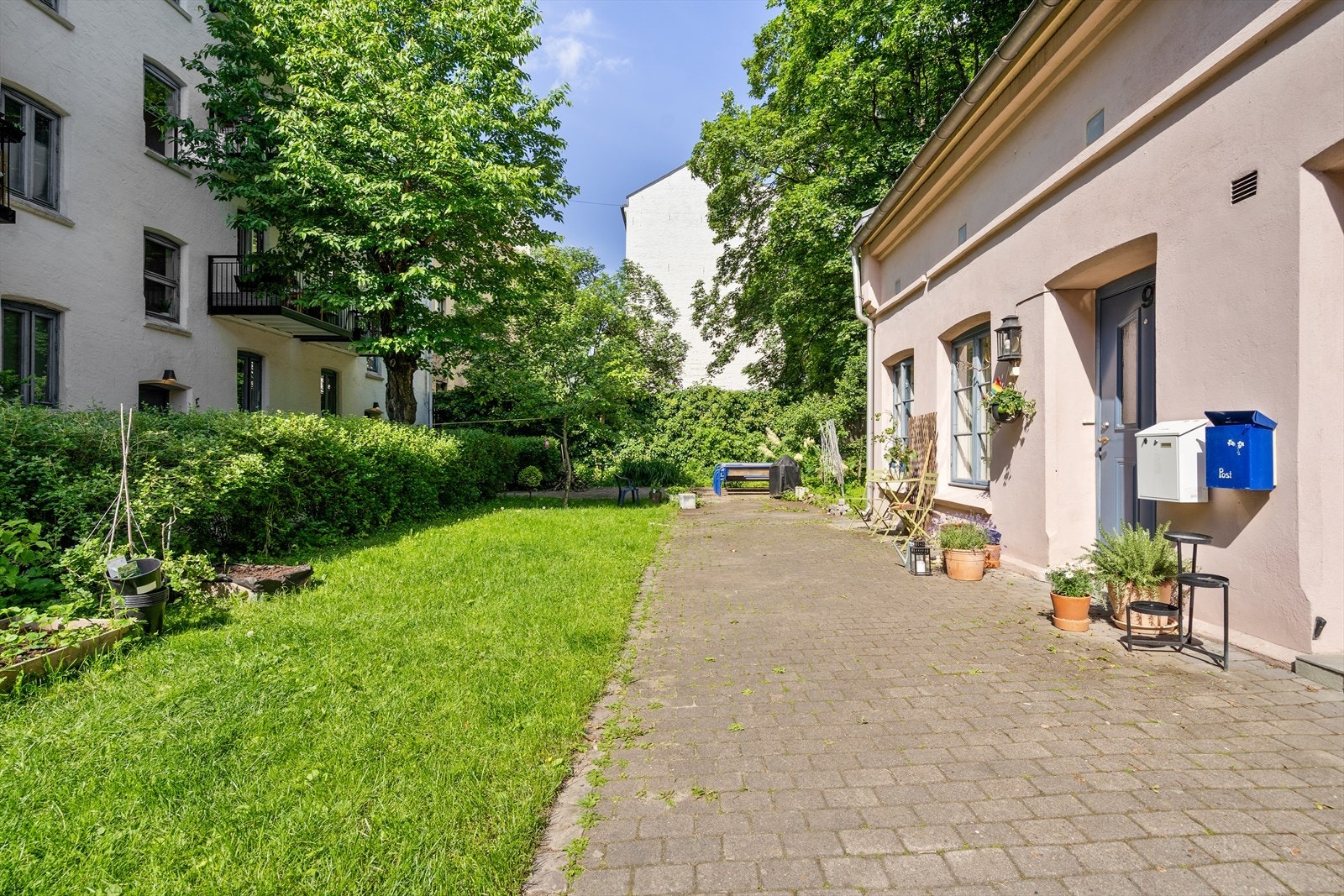 Hyggelig bakgård med planter og sitteplasser. Her er det stille, grønt og tilbaketrukket, selv om beliggenheten er svært sentral. Galleribilde