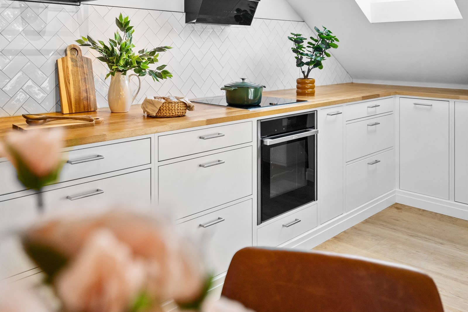 Hyllesystemene er designet med fokus på maksimal funksjonalitet, blant annet med spesialtilpassede hyller for kaffemaskin eller barskap, samt integrert bokhylle for kokebøker. Galleribilde