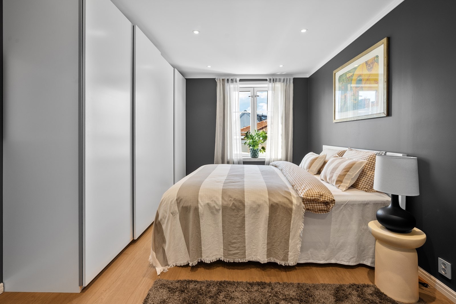 Hovedsoverommet har god størrelse med plass til dobbeltseng og tilhørende møblement. Fra begge soverommene er det vestvendt utsikt mot Oslo skyline med Oslo Plaza og Postgirobygget, samt vakre solnedganger. Galleribilde