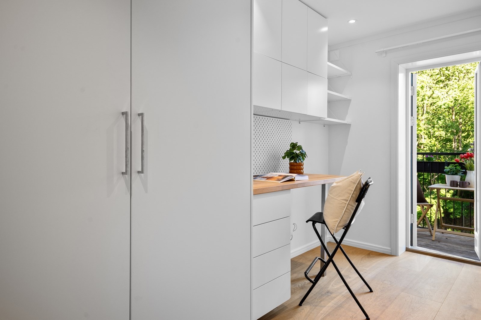 Kontor med utgang til balkong vendt mot bakgården. Potensielt ekstra soverom. Galleribilde