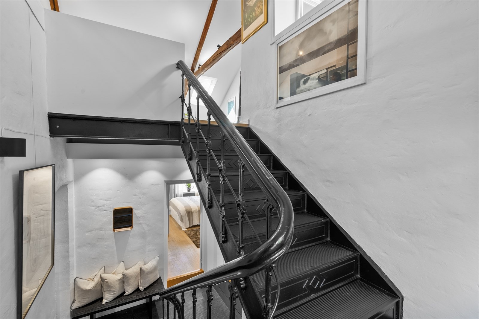 Det gamle trappeløpet i smijern er bygget inn i leiligheten. Galleribilde