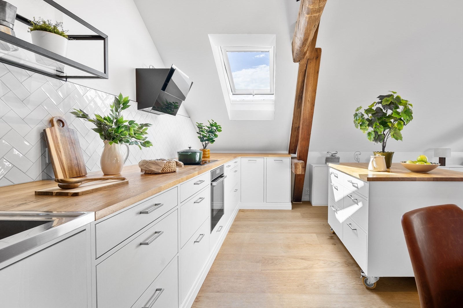 Innredningen har ekstra dype benkeplater og romslige skuffer. Et hjørneskap med uttrekkbar kjeleinnredning og eget skap til kjøkkenmaskiner gjør det enkelt å holde kjøkkenet ryddig. Galleribilde