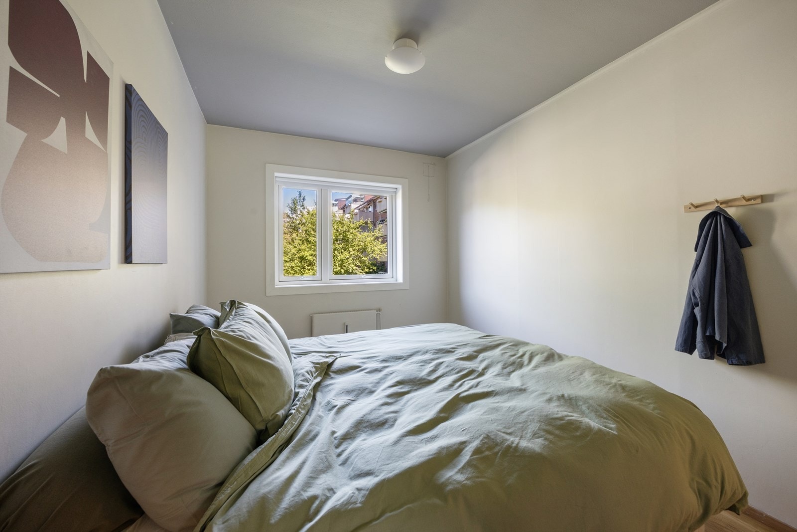 Soverommet byr på gode oppbevaringsmuligheter med skyvedørsgarderobe med speil, dobbeltseng og plass til annet ønsket møblement. Galleribilde