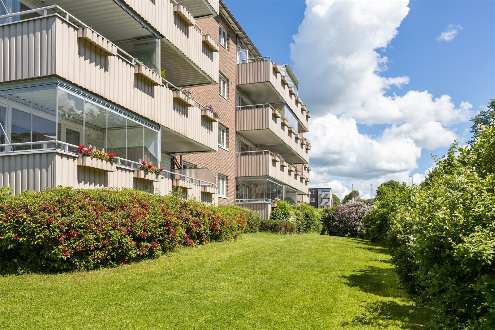 Fra balkongen er det utsyn mot grøntaraealer. Leiligheten har en meget skjermet beliggenhet internt i borettslaget. Galleribilde