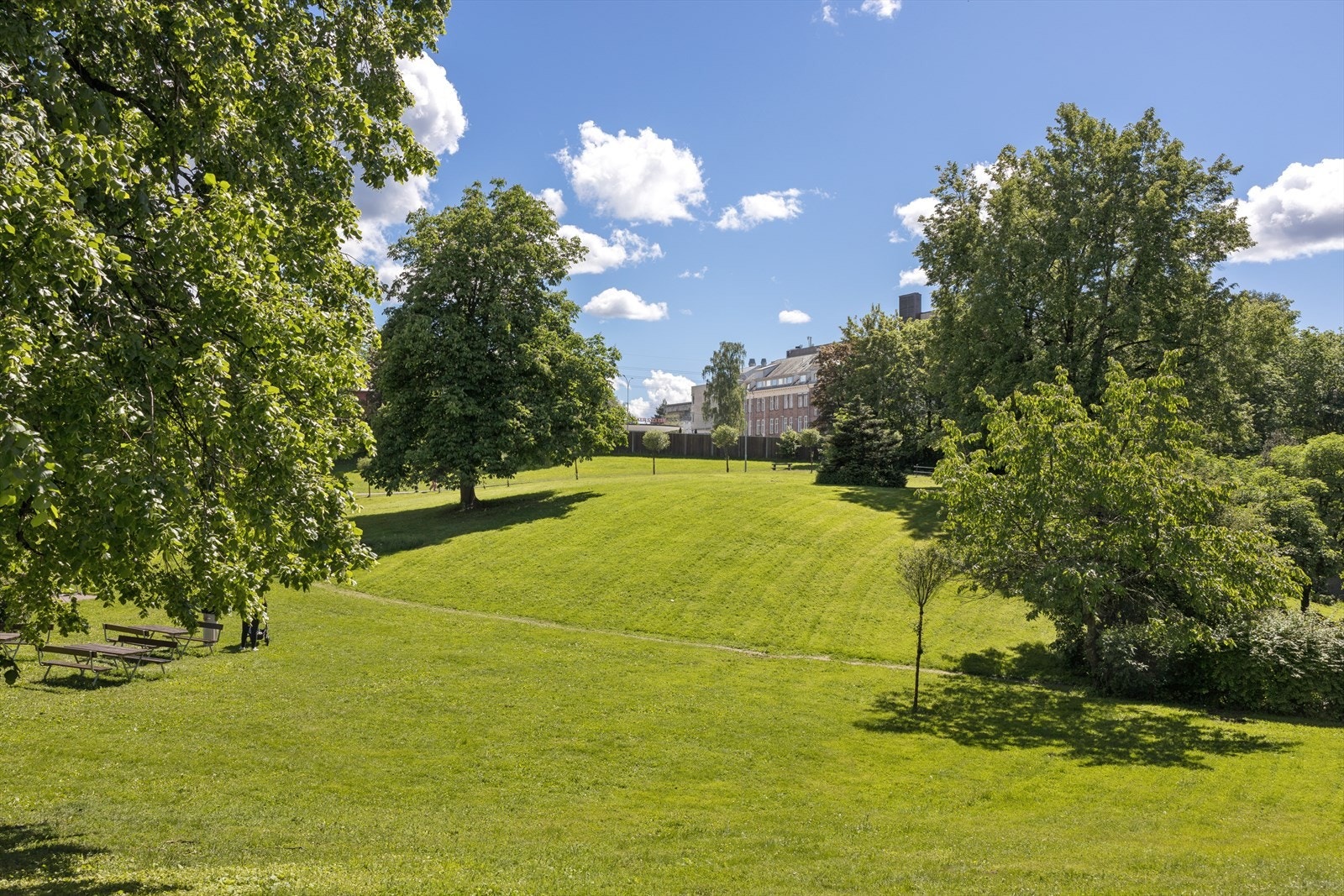 Eiendommen har en fantastisk beliggenhet nær marka, med turstier, idrettsanlegg og natur rett i nærheten. Nærhet til offentlig komm. og barnehage/skoler. Galleribilde