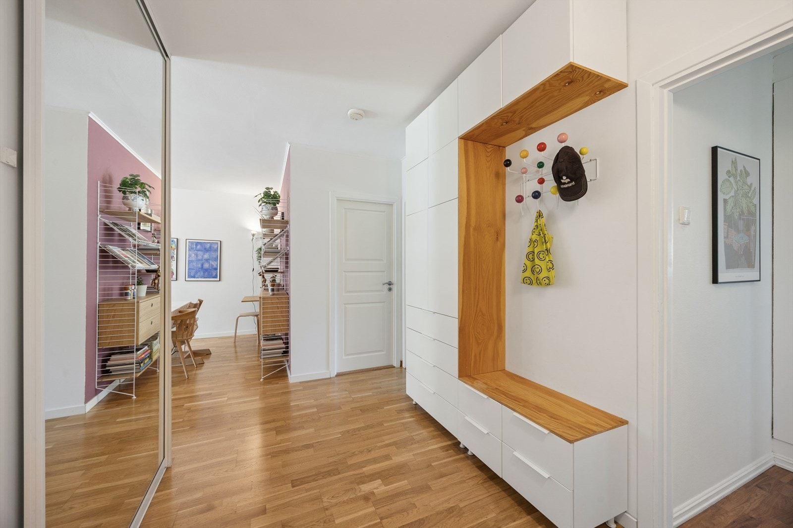 Du ønskes velkommen inn til denne pene og lyse 3-roms leiligheten. Det første som møter deg er en innbydende entré innredet med skyvedørsgarderobe med speil og oppbevaringsplass med sittemuligheter. Galleribilde
