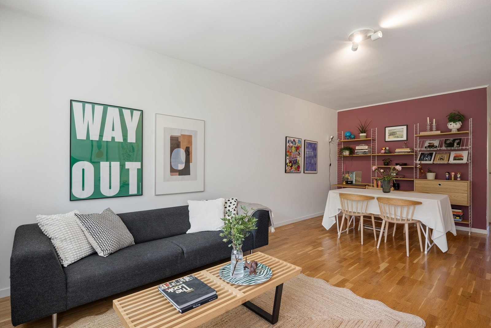 Stue er i dag innredet med spisebord i en egen spisesone. Rommets størrelse og dens gode planløsning gir mange muligheter. Galleribilde