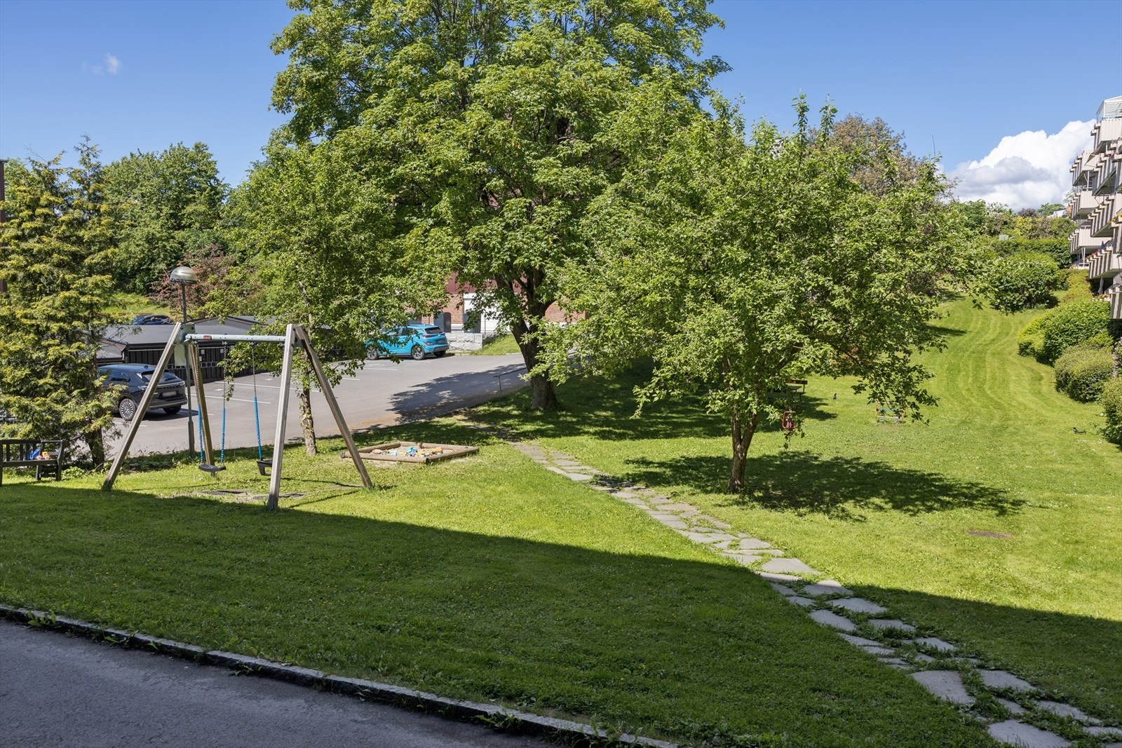 Fra kjøkkenet og begge soverommene er det et hyggelig utsyn mot grønne fellesarealer i den indre gården. Beliggenheten gir en stille og rolig atmosfære. Galleribilde