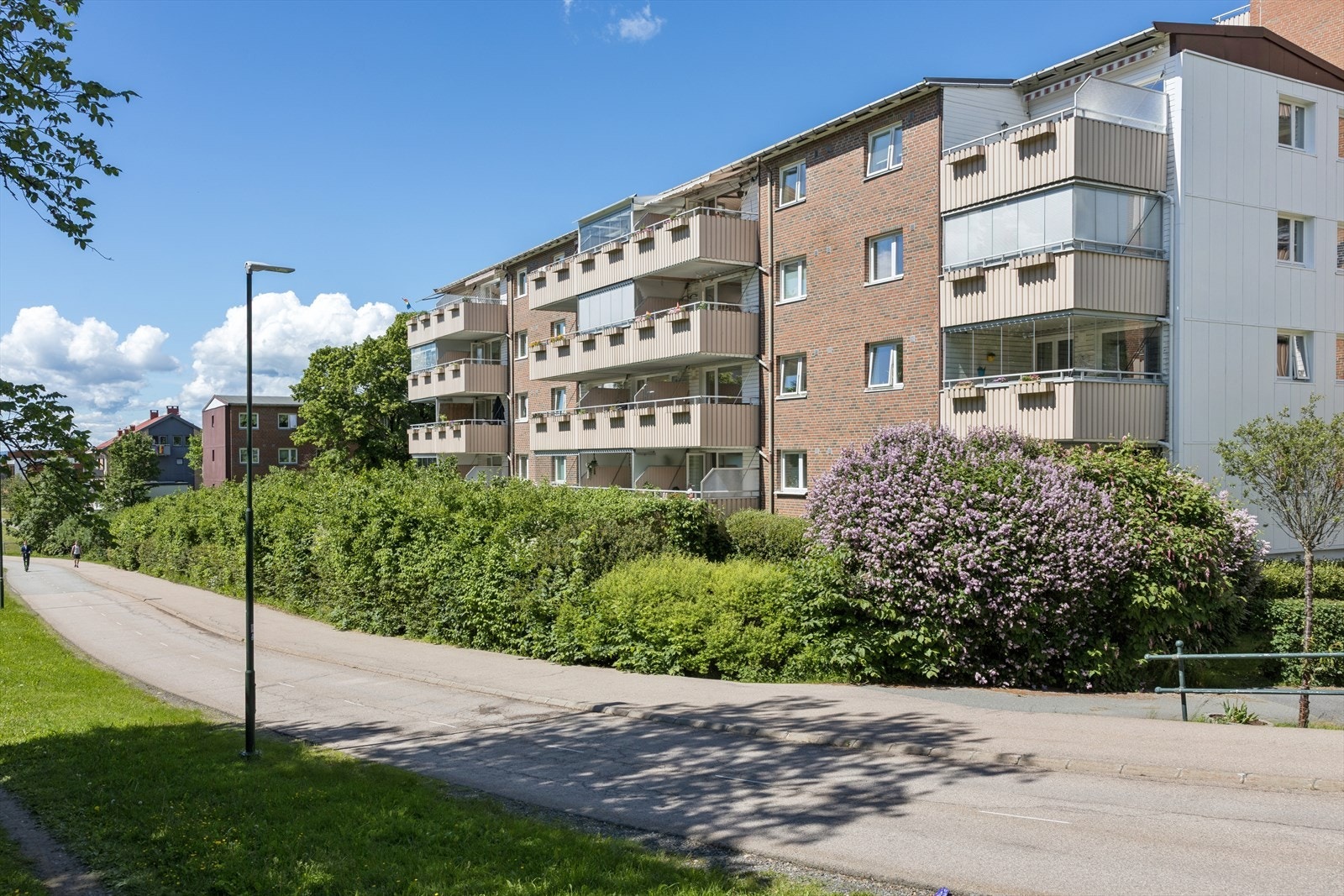 Eiendommen ligger i et svært hyggelig og veletablert boligområde med store grøntarealer på Disen. Galleribilde