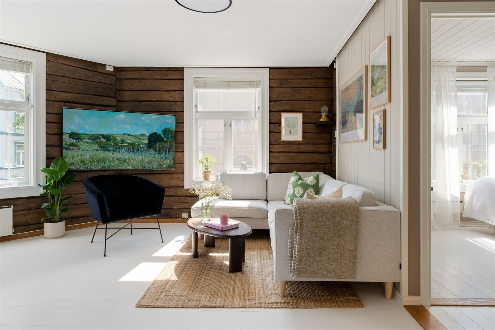 Stua er på gode 20,5kvm og og har store vindusflater på 3 vegger som gir rikelig med lysinnslipp. Galleribilde