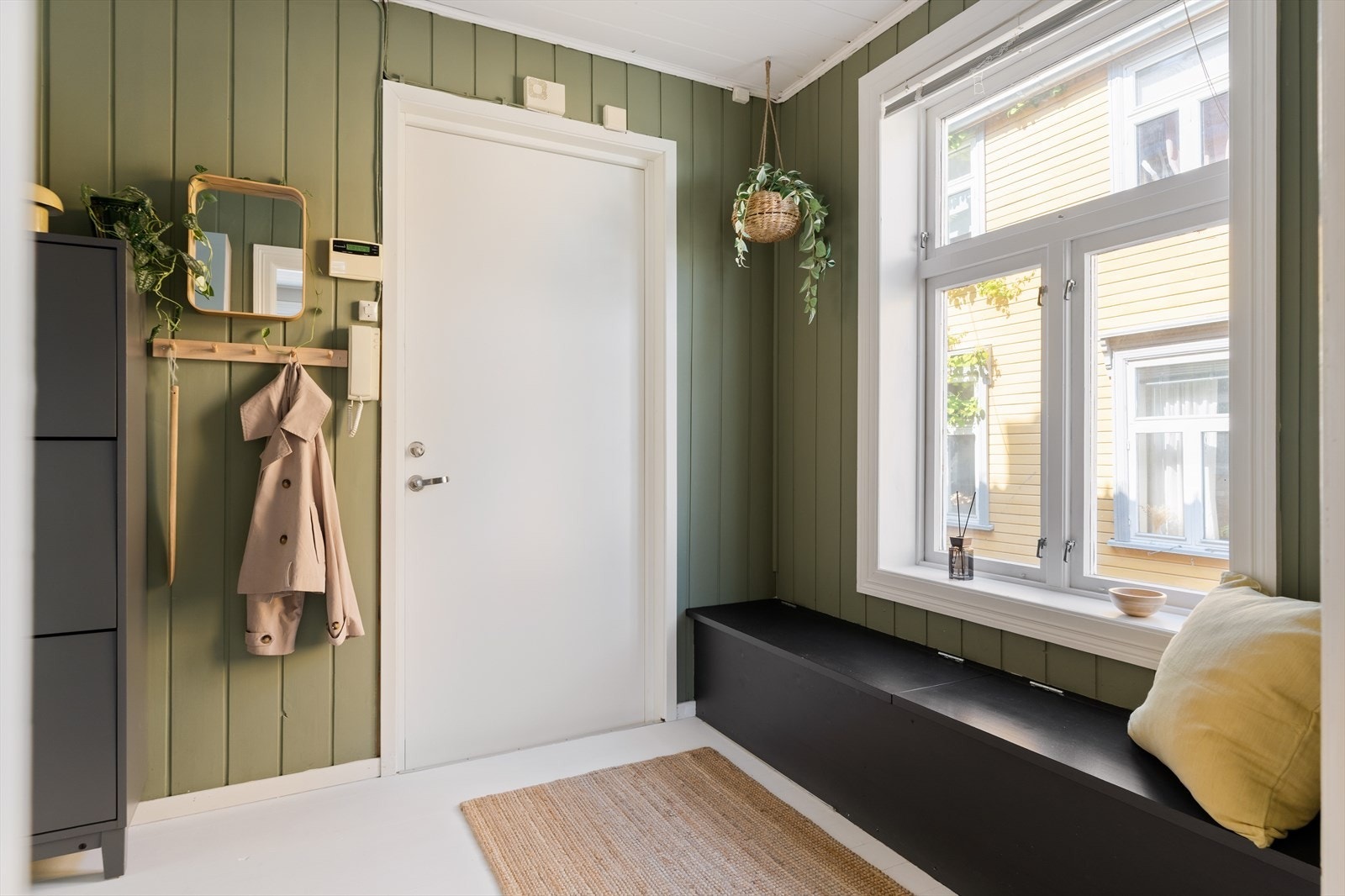Leiligheten har et gjennomgående stilfullt preg med klassiske elementer og funksjonable løsninger. Galleribilde