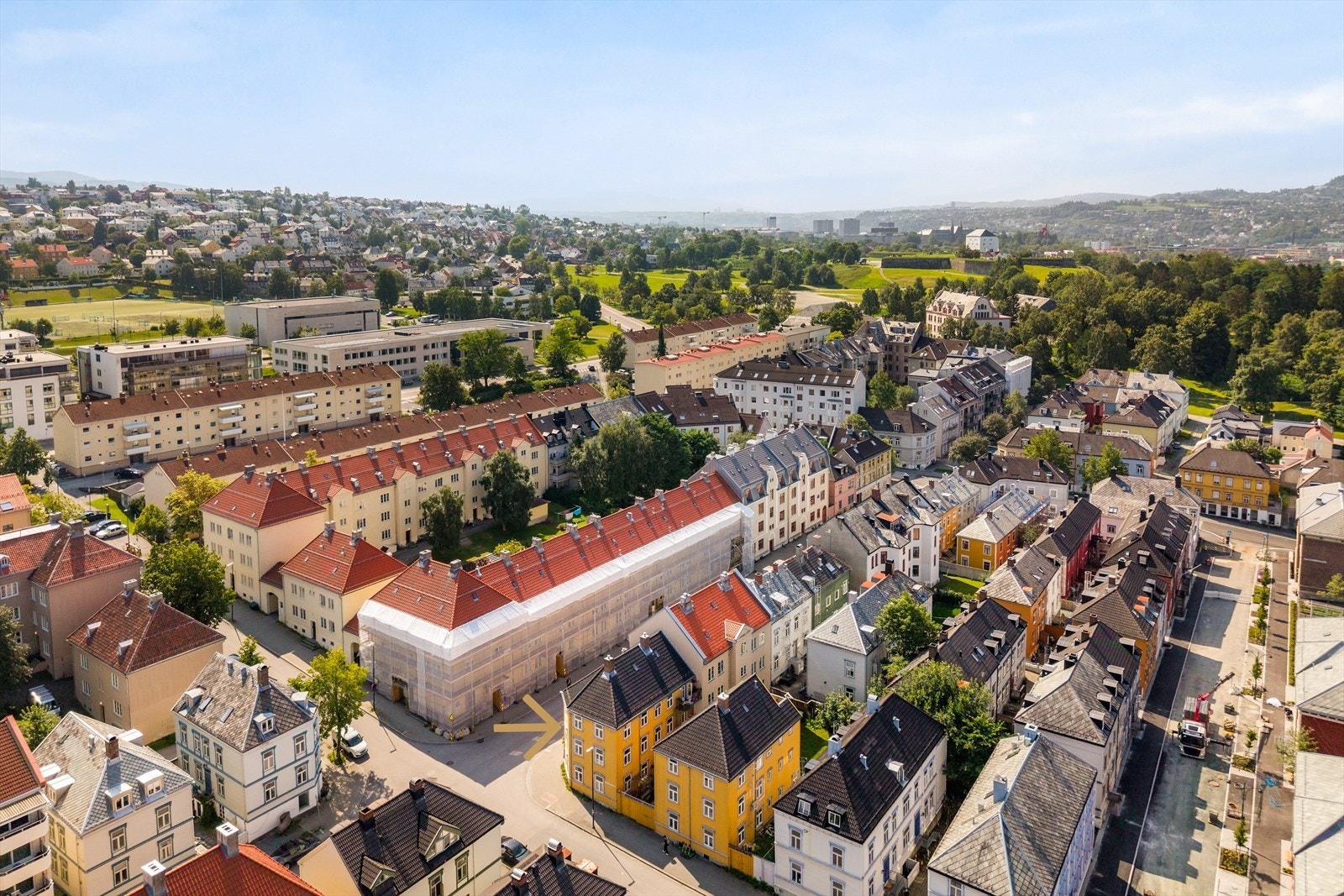 Leiligheten ligger svært sentralt på Øvre Møllenberg med umiddelbar nærhet til hverdagsfunksjoner, Kristiansten Festning, Trondheim sentrum m.m. Galleribilde