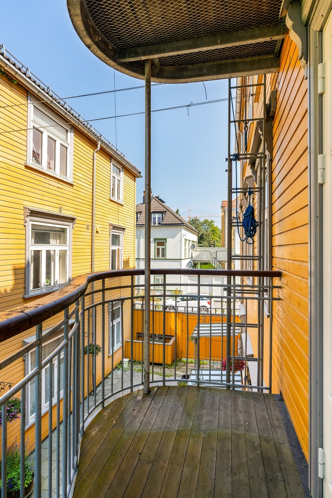 Bi-leilighet byr på egen privat balkong vendt mot rolig bakgård. Galleribilde