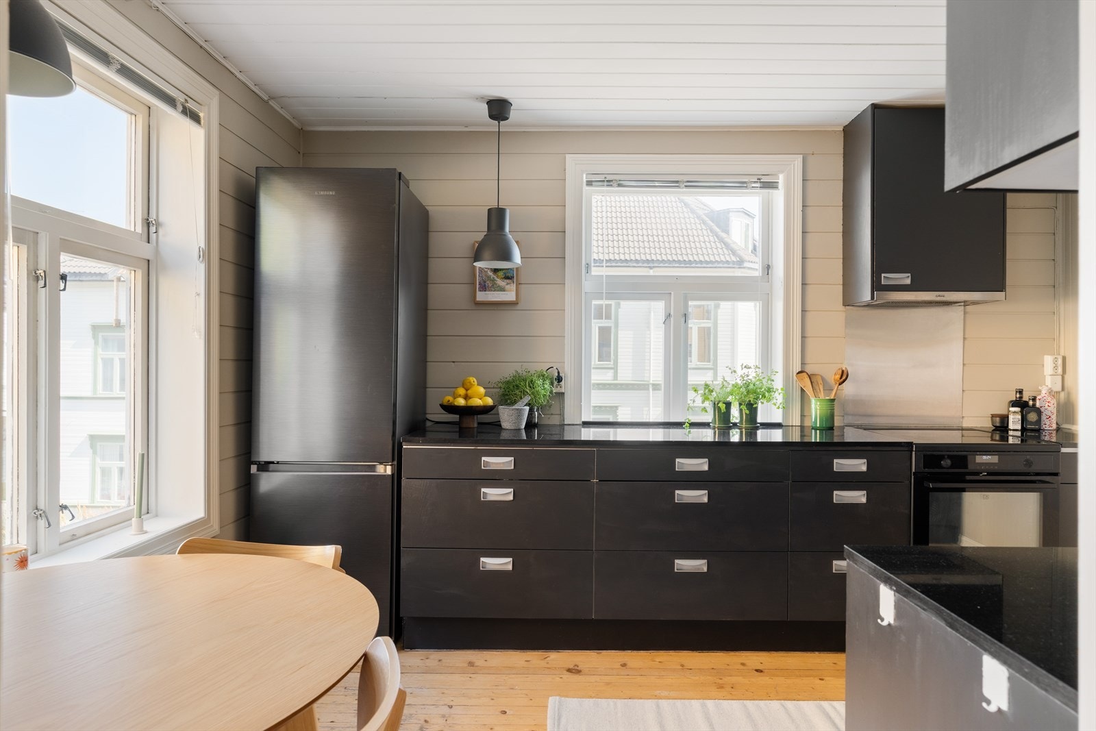 Innredning holder et stilfullt preg med mørke, slette fronter og slitesterk laminat benkeplate. Hvitevarer medfølger. Galleribilde