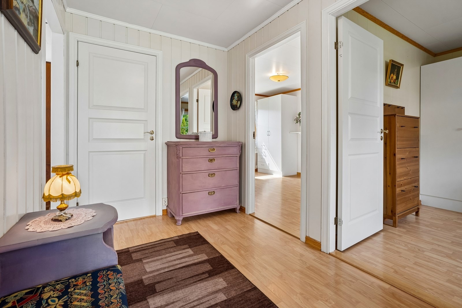 Gangen er malt i lyse og tiltalende farger. Rett fram har man en innvendig bod. Galleribilde