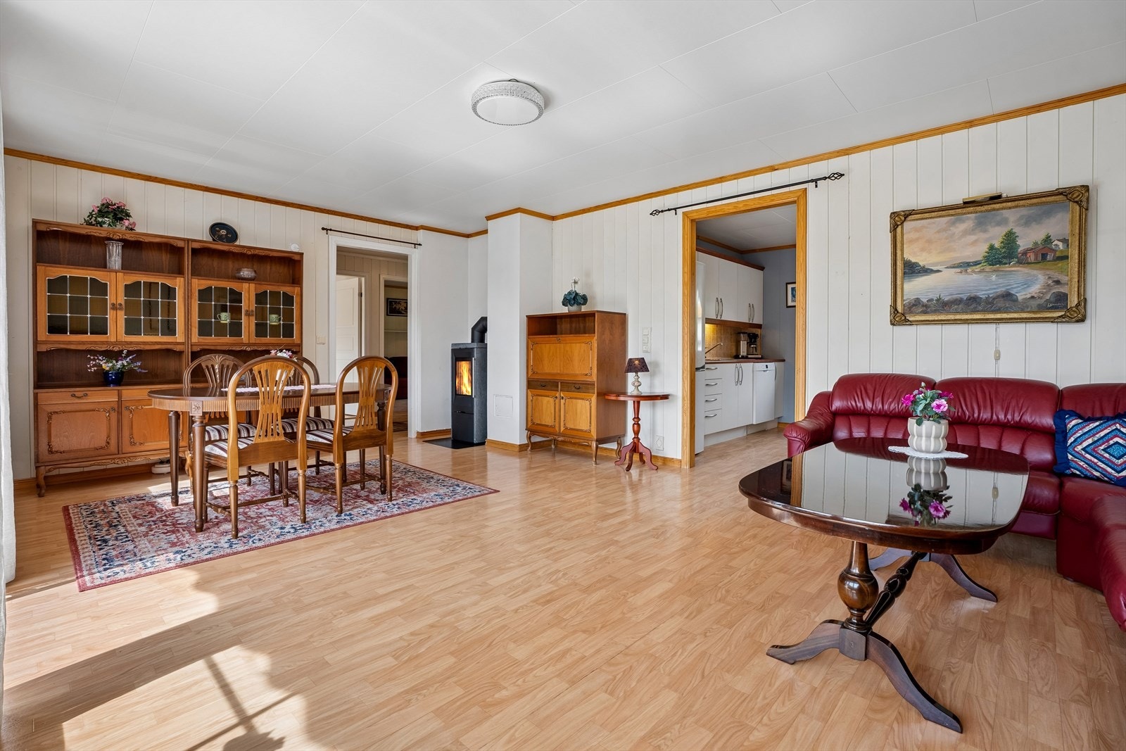 En moderne og lite plasskrevende peisovn er et hyggelig innslag i stuen. Galleribilde
