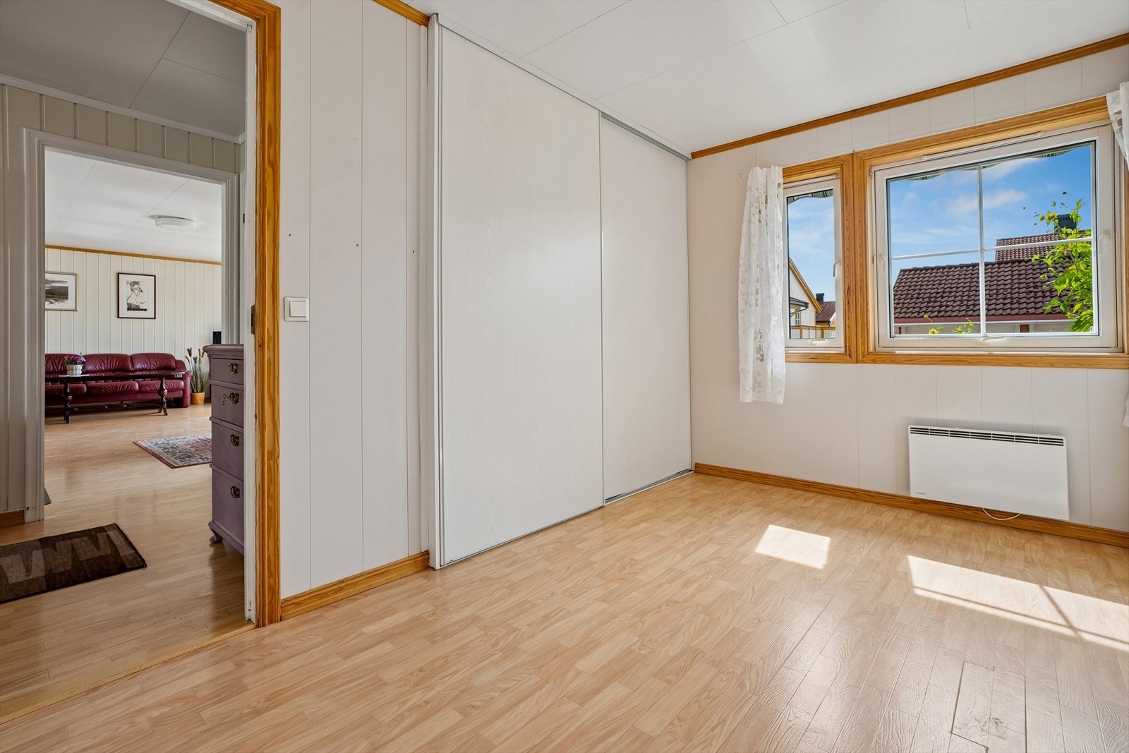 Hovedsoverom med god plass til dobbeltseng og en stor skyvedørsgarderobe. Galleribilde