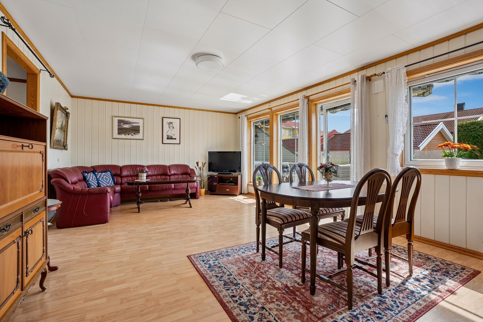 Leiligheten er pen og meget velholdt, med standard i hovedsak fra byggeåret. Galleribilde