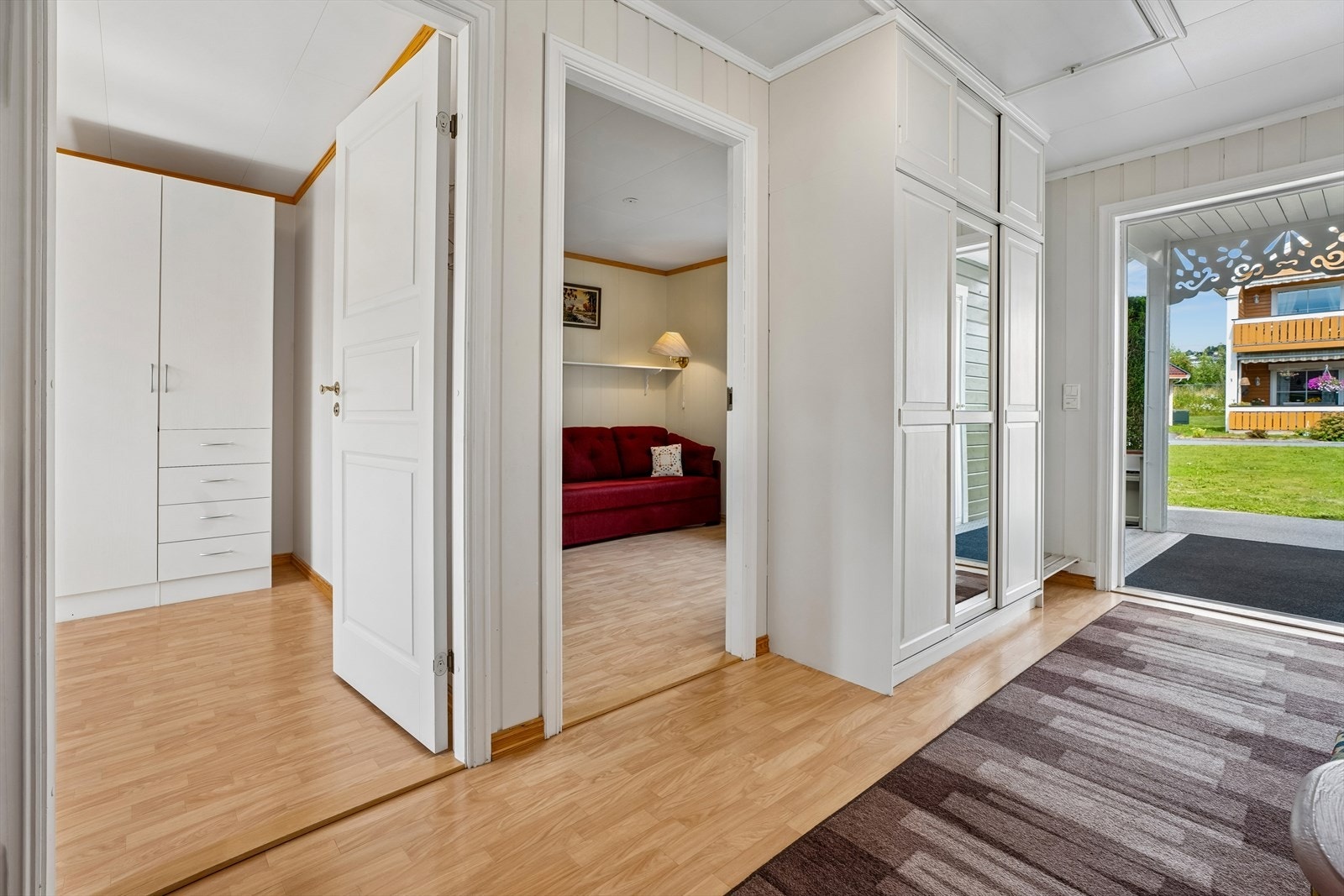 Lys og romlig entre med skyvedørsgarderobe og komfortabel gulvvarme. Galleribilde