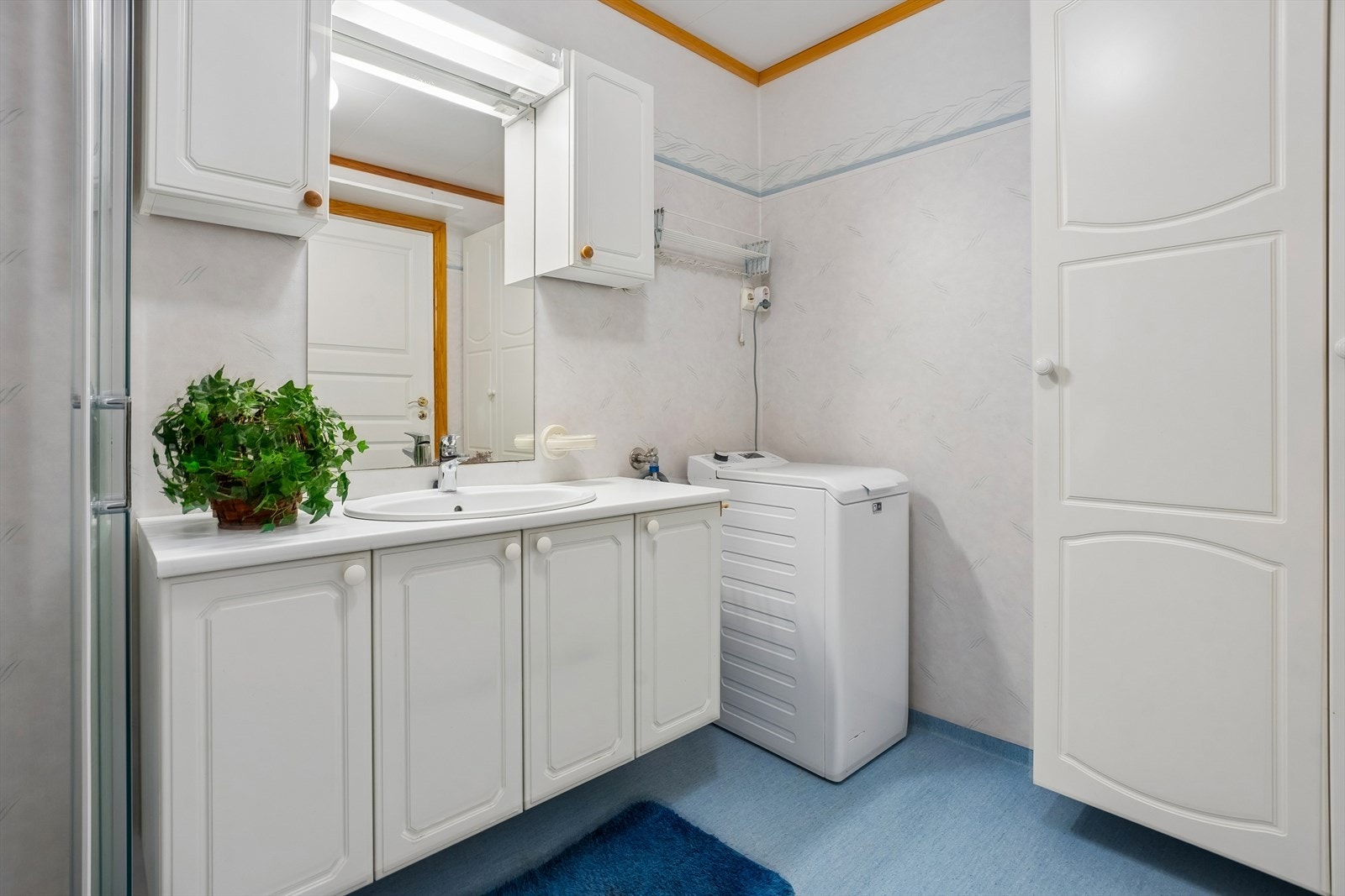Badet er praktisk innredet med stor baderomsinnredning og ekstra høyskap. Opplegg for vaskemaskin. Galleribilde