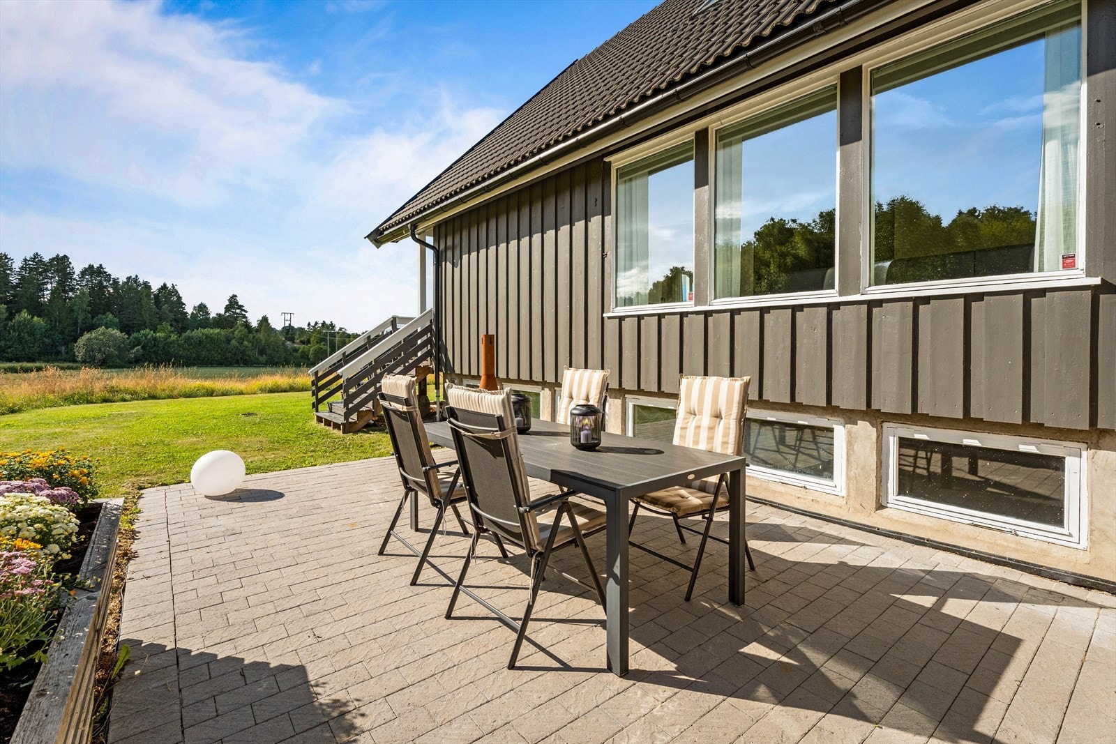 Uteplassen har en fin beliggenhet med utsikt mot hagen og omkringliggende jorder. Galleribilde