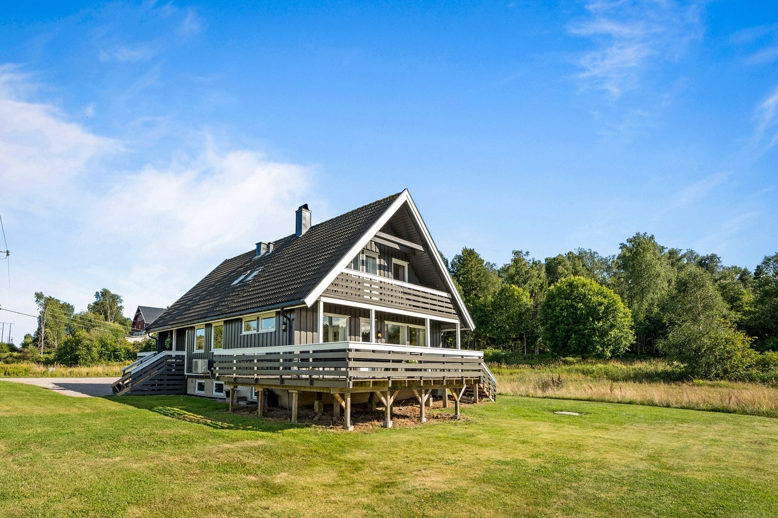 Enebolig over tre plan med en familievennlig og praktisk rominndeling. Galleribilde