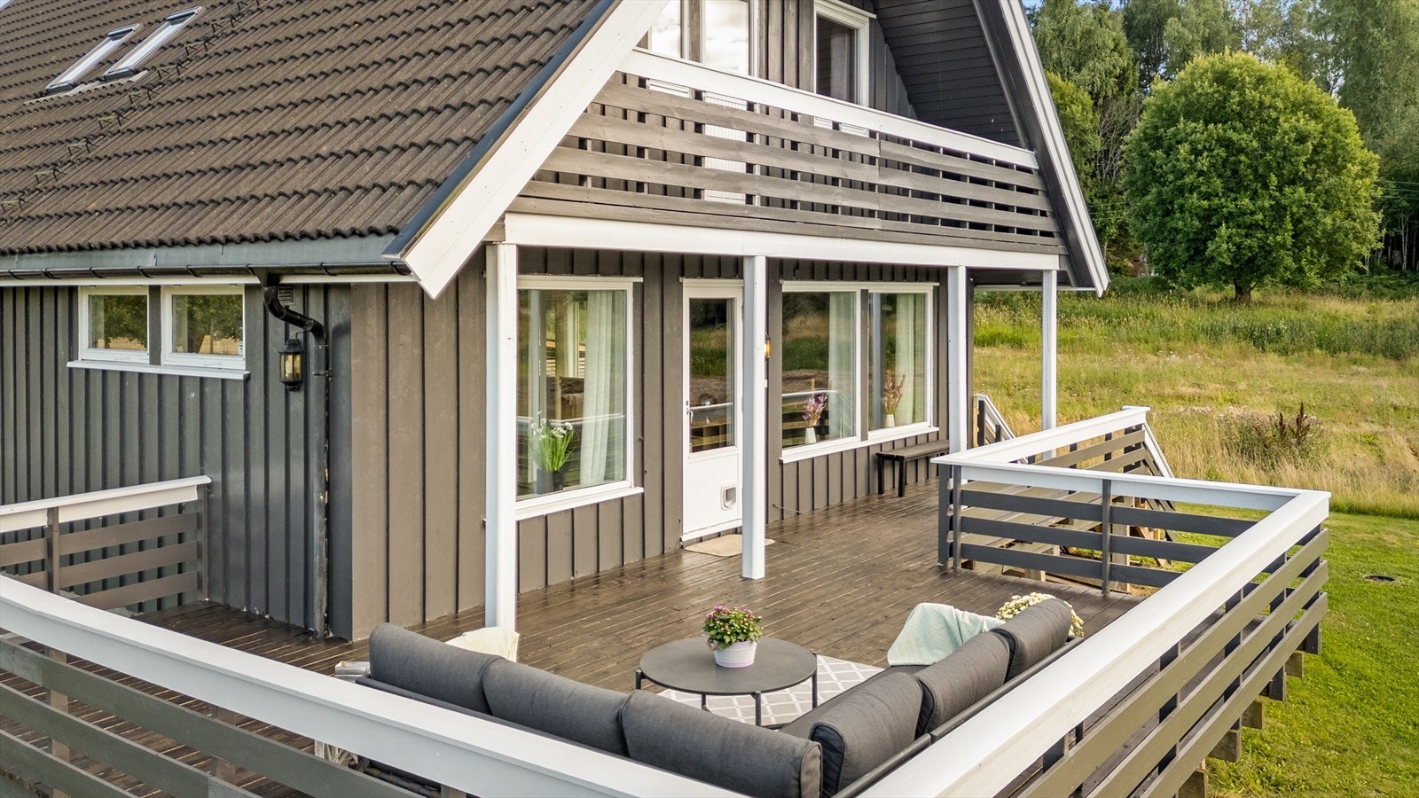 Den store terrassen er et flott samlingssted for familie og venner. Galleribilde