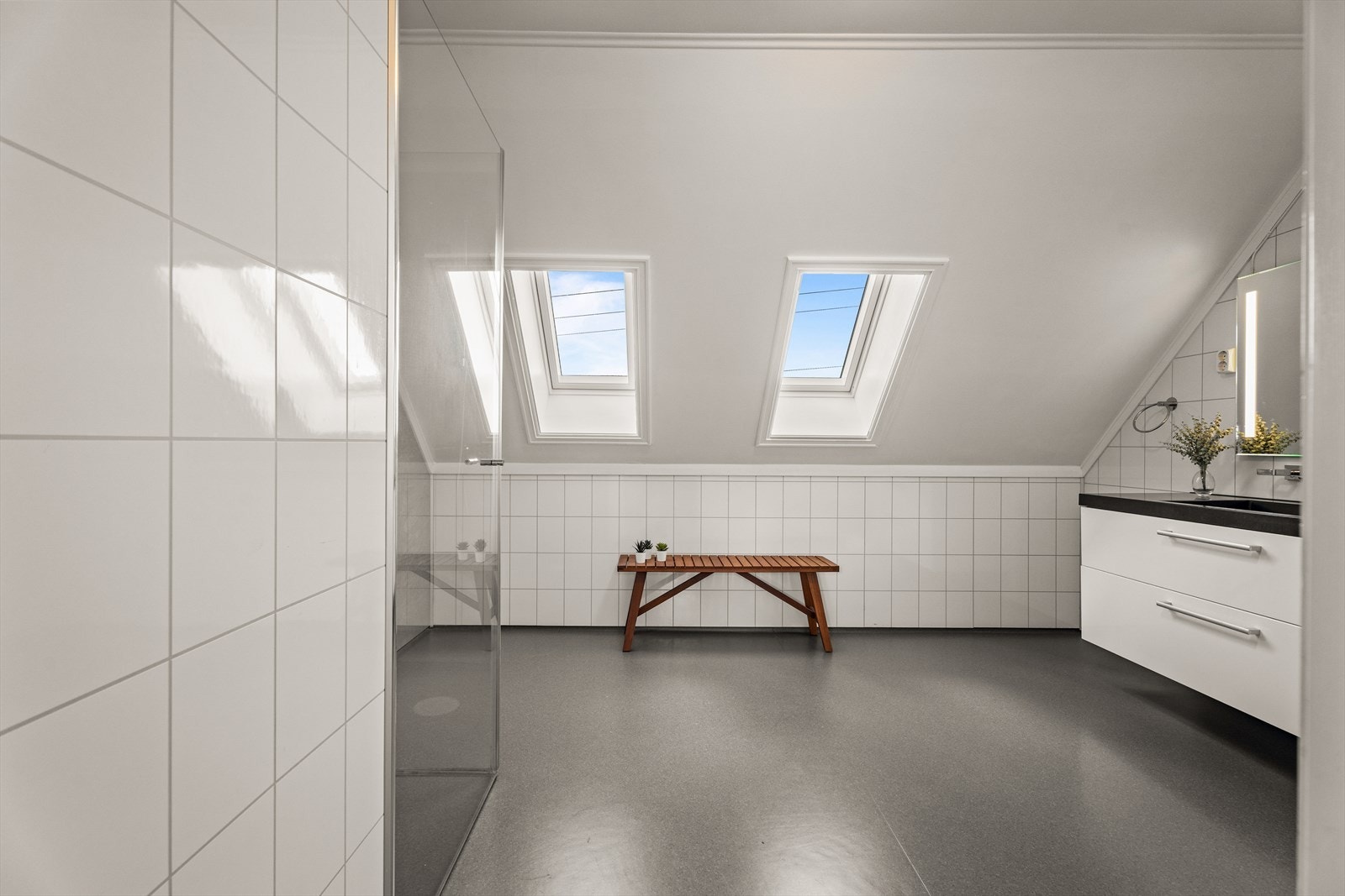 Badet i andre etasje ble pusset opp i 2014 og har elektriske varmekabler i gulvet. Galleribilde