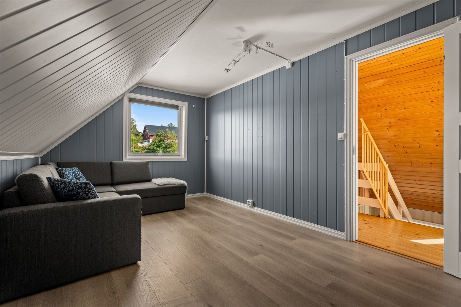 Loftstuen gir ekstra plass for lek eller avslapning. Galleribilde