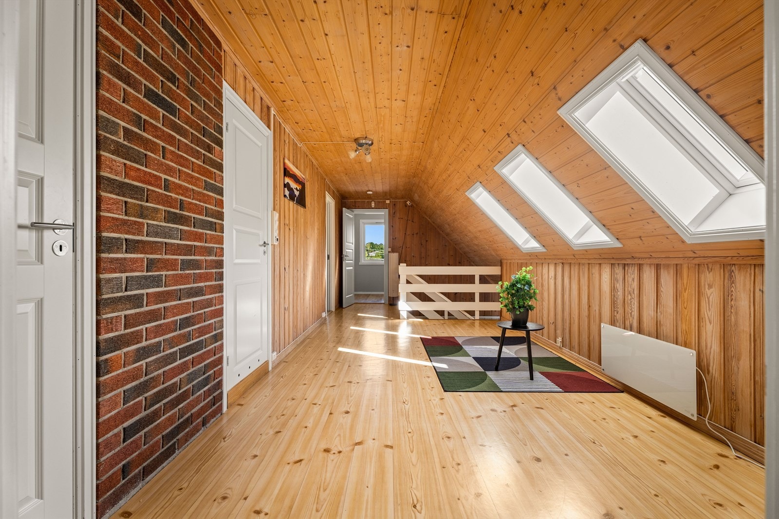 Takkonstruksjonen med Velux-vinduer gir et lyst og luftig preg. Galleribilde