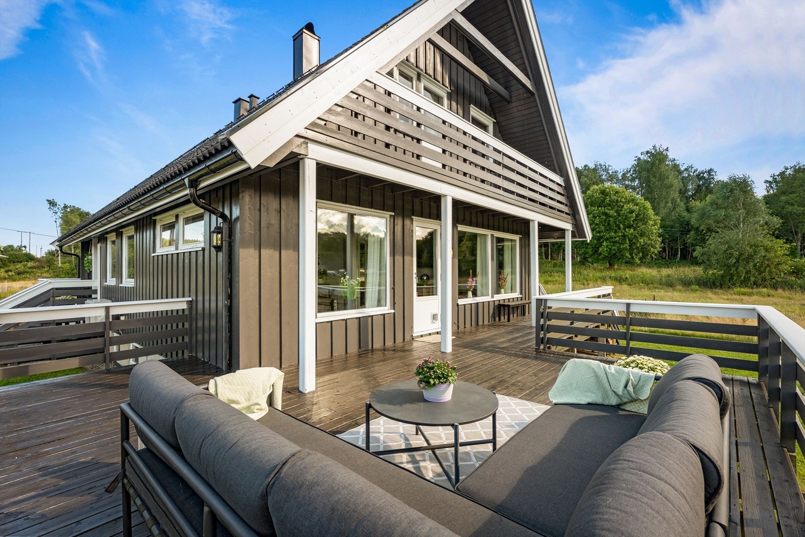 Beiset terrassebord og rekkverk med liggende bord. Galleribilde