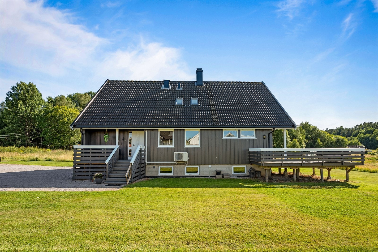 Boligen er oppført i 1981 og har stående kledning og tak tekket med betongstein. Galleribilde