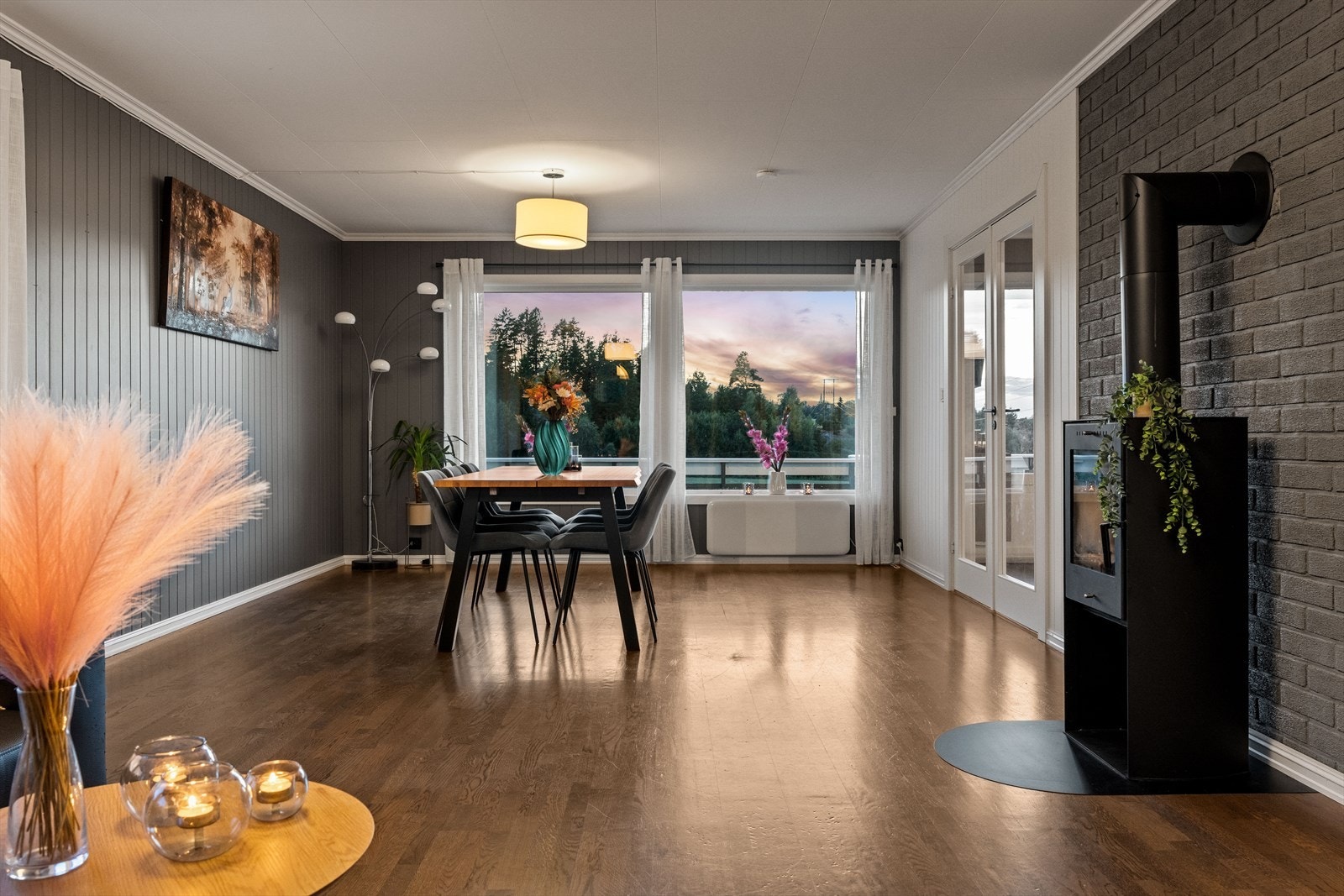 Stuen er et naturlig samlingspunkt, med en ny vedovn installert i 2023 og utgang til en stor, vestvendt terrasse. Galleribilde
