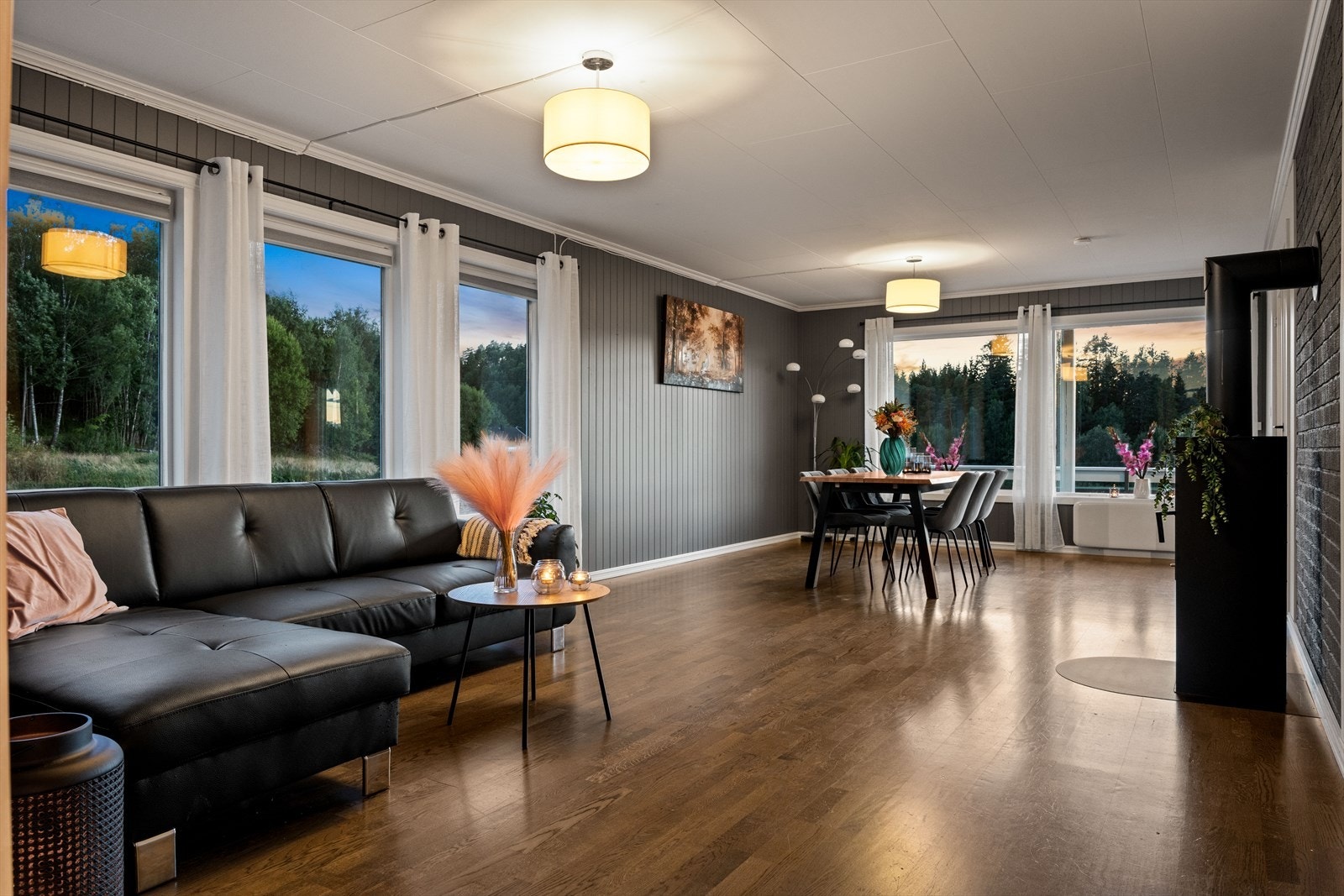 Stuen er romslig og har plass til både en stor sofagruppe og en egen spiseavdeling. Galleribilde