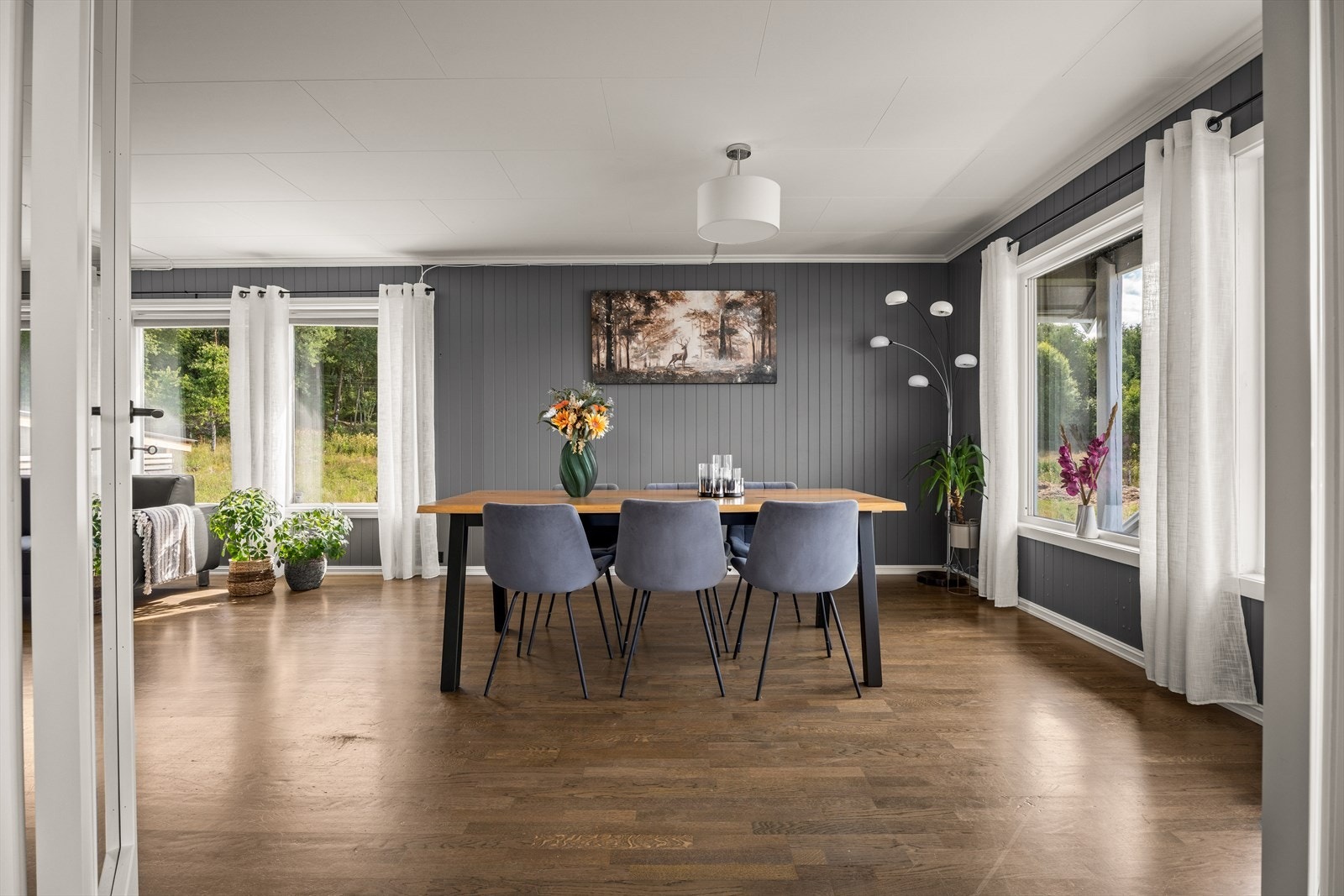 Spisestuen ligger i åpen forbindelse med stuen og har store vindusflater. Galleribilde