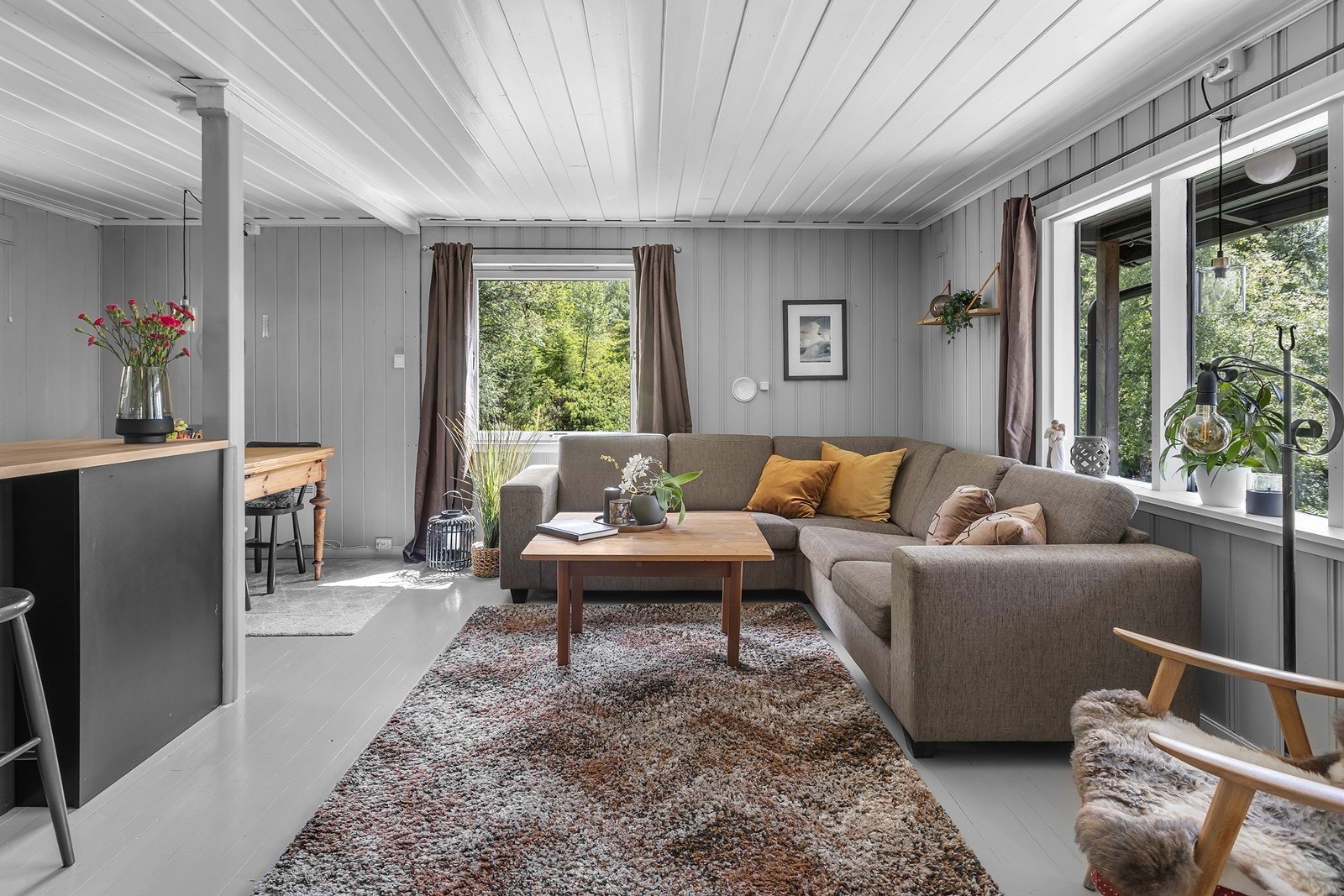 Store vindusflater gir rikelig med naturlig lys Galleribilde