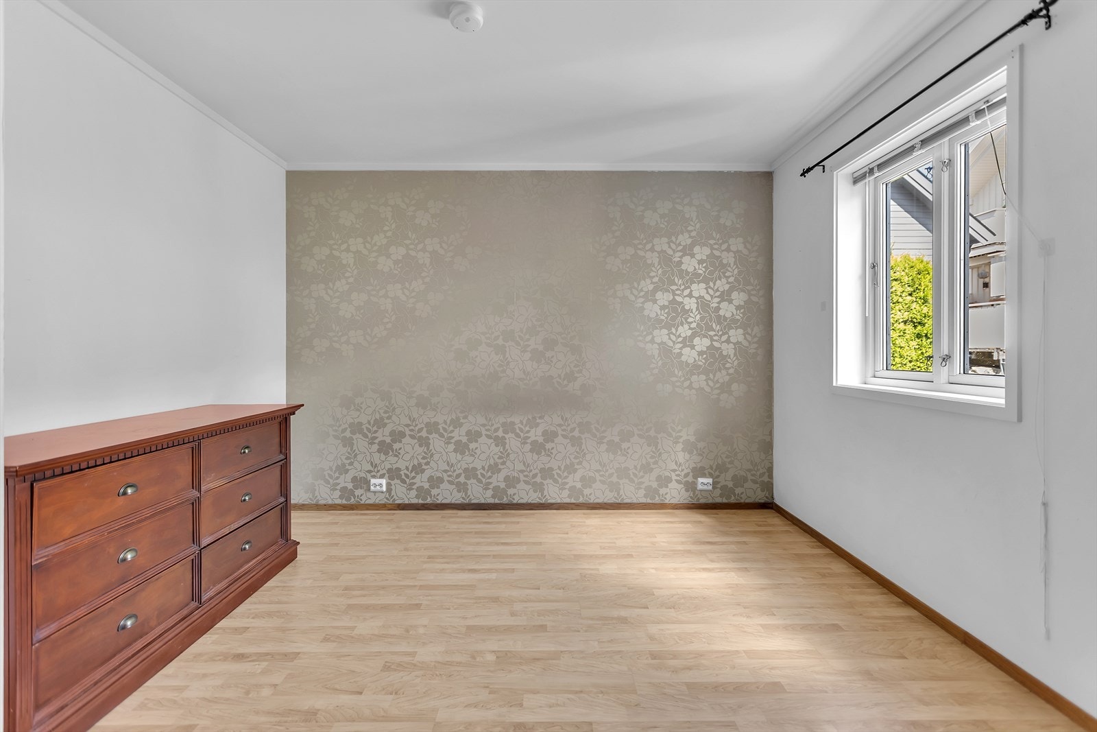 Leiligheten har to romslige og praktiske soverom, begge med godt med plass til seng og garderobeløsning etter eget ønske. Galleribilde